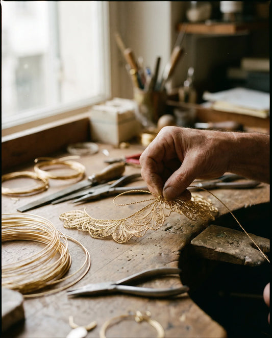 Mains d'artisan tressant le filigrane d'or arménien