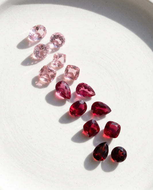 Pierres précieuses disposées en dégradé du rose au grenat